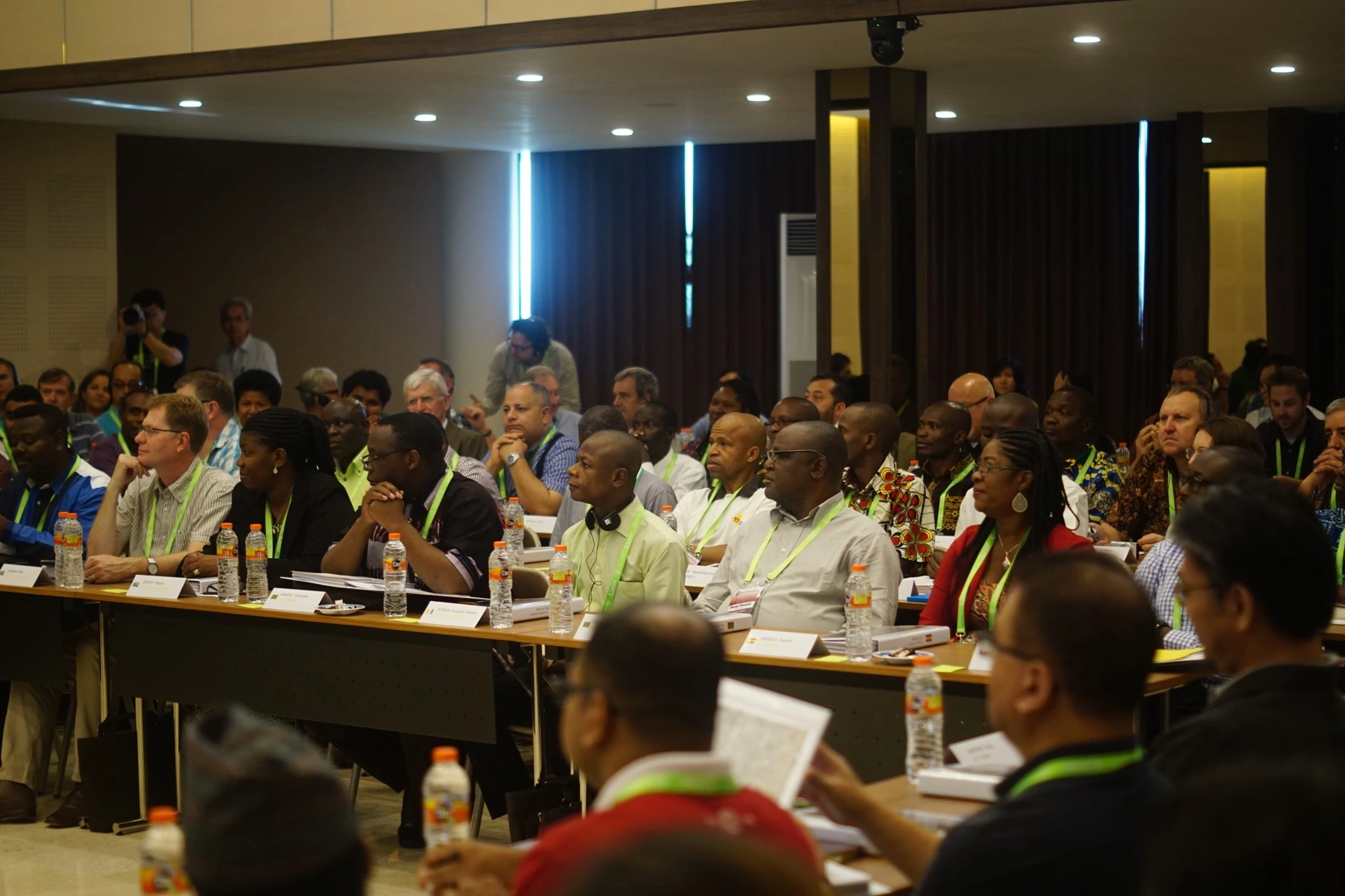 Equipe em sala de treinamento missionário