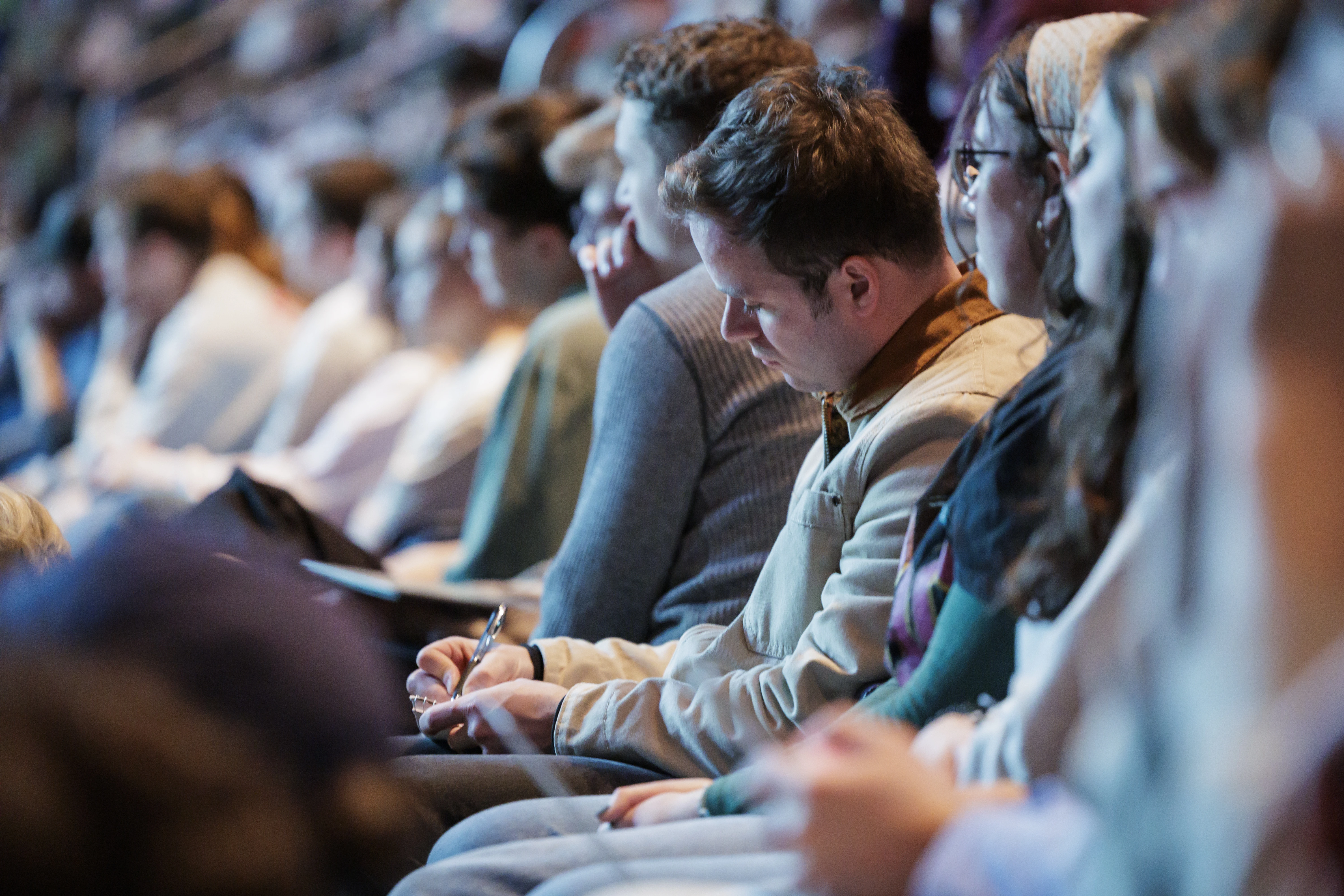 Equipe de apoio visitando igrejas